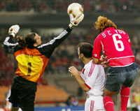 Rüstü Recber snapper ballen like foran Yoo Sang-chui .(Foto: Petar Kujundzic /Reuters)