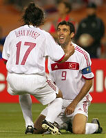 Mansiz og Sükür var kampens mest fremtredende spillere og avgjorde kampen til Tyrkias fordel. (Foto: Desmond Boylan /Reuters)