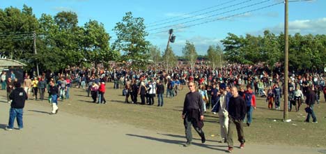 Publikum på Roskilde har kommet seg etter fredagens fest (foto: Jørn Gjersøe) Publikum på Roskilde har kommet seg etter fredagens fest (foto: Jørn Gjersøe)
