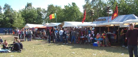 Mye rart å få kjøpt på Roskilde - ikke bare mat og drikke (foto: Jørn Gjersøe) Mye rart å få kjøpt på Roskilde - ikke bare mat og drikke (foto: Jørn Gjersøe)