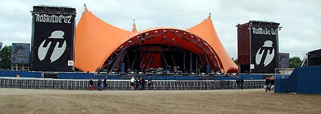 Tom orange scene dagen etter Red hot Chili Peppers og Pet Shop Boys stod på den (foto: Jørn Gjersøe) Tom orange scene dagen etter Red hot Chili Peppers og Pet Shop Boys stod på den (foto: Jørn Gjersøe)