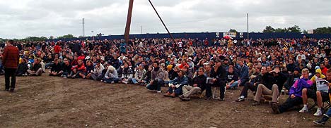 Mange av publikum på Roskilde brukte lørdagen til å følge... (foto: Jørn Gjersøe) Mange av publikum på Roskilde brukte lørdagen til å følge... (foto: Jørn Gjersøe)