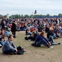 Publikum, over 70.000 i tallet, har oppført seg pent (foto: Jørn Gjersøe).