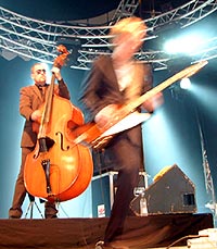 Kaizers Orchestra på Roskilde 2002. Foto: Jørn Gjersøe.