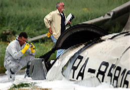 Politifolk undersøker et av flyvrakene etter kollisjonen mellom to fly i Tyskland. (Reuters-Scanpix)