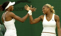 Venus og Serena vant double-turneringen i Wimbledon.