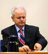 Slobodan Milosevic har høyt blodtrykk og sier han er utslitt.