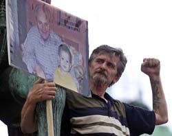 En Milosevic-tilhenger demonstrerte for eks-presidenten i Beograd i forrige uke. (Foto: Ivan Milutinovic, Reuters)