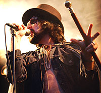 Sent lørdag kveld avsluttet Hank von Helvete og resten av Turboneger Quart-festivalen 2002 med sin gedigne gjenforeningskonsert (foto: Heiko Junge / SCANPIX). Sent lørdag kveld avsluttet Hank von Helvete og resten av Turboneger Quart-festivalen 2002 med sin gedigne gjenforeningskonsert (foto: Heiko Junge / SCANPIX).