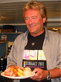 Gunnar og Dag m�tte selvf�lgelig spise komler n�r de var p� R�v�r.