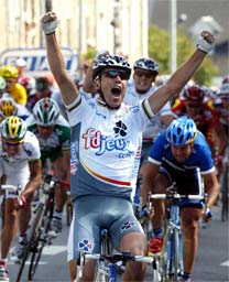 Australske Bradley McGee vant 7. etappe i Tour de France etter mannefall bare fem kilometer før mål. (Foto: Reuters)