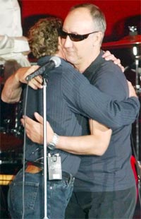 Roger Daltrey (t.v.) and Pete Townsend omfavner hverandre i det de skal starte sin USA-turne 1. juli 2002. Bandet valgte å fortsette turneen til tross for at deres uerstattelige venn, bassist John Entwistle var borte (foto: REUTERS / Fred Prouser).