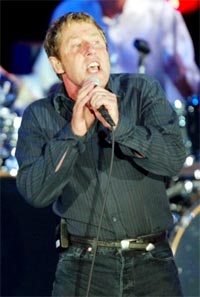 Roger Daltrey - et av de to gjennværende originalmedlemmene - under The Whos konsert på Hollywood Bowl 1. juli 2002 (foto: REUTERS / Fred Prouser).