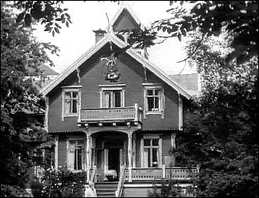 Villa Strandheim i glansdagane. Nedst i trappa står eigaren Hans Dahl.