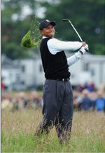 Woods og mange av de andre spillerne var uheldige med været på lørdagens runde i British Open. (Foto: Allsport)