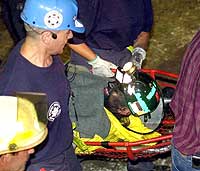 Den niende gruvearbeideren som ble reddet, fraktes bort søndag 28. juli 2002. (Foto: Reuters/Gene J. Puskar)