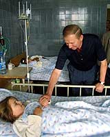 Ukrainas president Leonid Kutsjma besøkte skadde etter flykrasjet på et sykehus i Lvov sent lørdag 27.juli 2002. (Foto: Reuters) Ukrainas president Leonid Kutsjma besøkte skadde etter flykrasjet på et sykehus i Lvov sent lørdag 27.juli 2002. (Foto: Reuters)