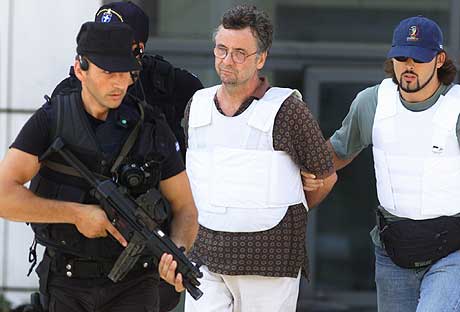 Nicos Papanastasiou (50) ble i helgen siktet for overlagt drap, drapsforsøk, sammensvergelse, ulovlig våpeninnehav og væpnet ran. Han er det 14. medlemmet av 17. november som stilles for retten. (Foto: Reuters/Yiorgos Karahalis)