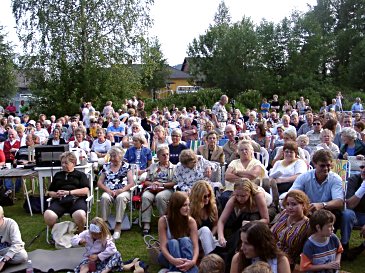 Publikum koste seg i Prestehagen i Røyken. (Alle foto: Silje Kathrine Bjarkøy)