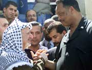 Dagen etter møtte Jackson Yasir Arafat i hovedkvarteret hans i Ramallah. (Foto: Reuters Osama Silwadi)