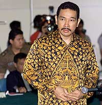 Hutomo Mandala Putra anker ikke straffen. Her fra rettssaken 15. juli 2002. (Foto: Reuters)