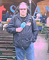 Reiseradioens Rune Alstedt foran scenen på Skansen. Reiseradioens Rune Alstedt foran scenen på Skansen.