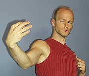 Kyrre i intens kommunikasjon med hånden sin. Kyrre i intens kommunikasjon med hånden sin.