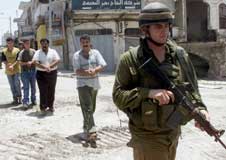 En israelsk soldat leder fire palestinske fanger under en militæroperasjon i Nablus i dag (foto: REUTERS/Abed Omar Qusini/Scanpix). En israelsk soldat leder fire palestinske fanger under en militæroperasjon i Nablus i dag (foto: REUTERS/Abed Omar Qusini/Scanpix).