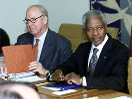 Leder for FNs våpeninspektører, Hans Blix, sammen med FNs generalsekretær Kofi Annan. (Foto: Reuters-Scanpix)