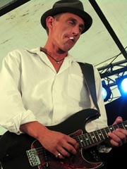 Gitaristen Jonny Wedde bidro til helhetsinntrykket med sin hengslete stil. Foto: Arne K. Gansmo. 