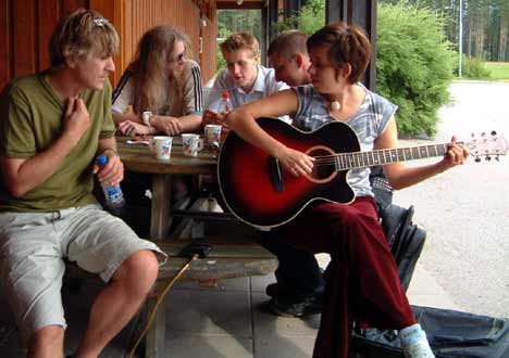 Selv i pausene går bluespraten rundt gitaren på ungdommens bluesseminar. Foto: Arne K. Gansmo.