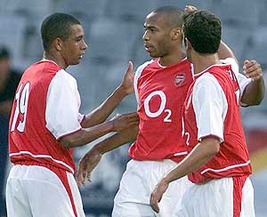 Thierry Henry (midten) mottar lagkameratens hyllest etter en av sine tre scoringer mot 1860 Munchen lørdag 3. august 2002. (Foto: Reuters/Bernhard Grossruck)