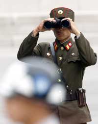 Nordkoreansk soldat på grensa mellom Sør- og Nord-Korea. (Foto: Scanpix-Reuters) 