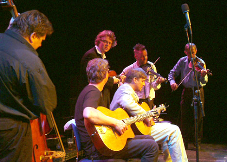 Svein Aarbostad, Per Frydenlund, Ola Kvernberg, Jon Larsen, Nigel Kennedy, Finn Hauge (Foto: Ove Bjørken, NRK) Svein Aarbostad, Per Frydenlund, Ola Kvernberg, Jon Larsen, Nigel Kennedy, Finn Hauge (Foto: Ove Bjørken, NRK)