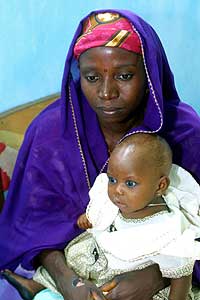 Amina Lawal koser med sitt åtte måneder gamle barn i et rettslokale 8. juli 2002. (Foto: EPA/AFP/Frederic Noy)