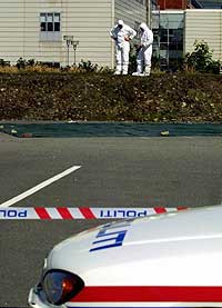 Kriminalteknikerne Kåre Moen Olsen og Jens Dahl i arbeid ved stedet der en drosjesjåfør ble funnet drept i Stavanger søndag kveld. (Foto: Scanpix/Alf Ove Hansen)
