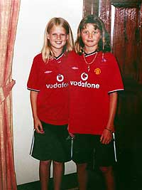 Holly Wells (t.v.) og Jessica Chapman i sine Manchester United-trøyer. (Foto: Reuters/Stephen Hird)
