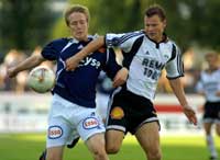 Bjørn Dahl (t.v.) passerer Rosenborgs Janne Saarinen og gir Viking ledelsen 1-0. (Foto: Alf Ove Hansen / SCANPIX) 