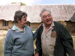 Jenny og Ben Norton på vei bort fra farmen de har drevet i 40 år (foto: REUTERS/Paul Cadenhead) 