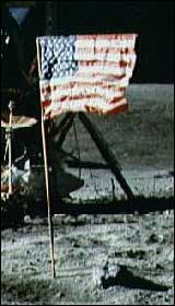 Hvordan kan et flagg blafre når det ikke er luft på månen? (Foto: NASA) Hvordan kan et flagg blafre når det ikke er luft på månen? (Foto: NASA)