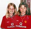 Bildene av Holly (venstre) og Jessica i Manchester United-trøyer gikk verden rundt da de ble etterlyst i fjor. (Foto: Scanpix / Reuters / Stephen Hird)