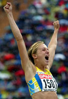 Kajsa Bergqvist jubler etter høyde-gullet. (Foto:Kai Pfaffenbach /Reuters)