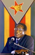Zimbabwes president Robert Mugabe gjentok i dag at de hvite farmerne må ut. (Foto: Bazuki Muhammad, Scanpix)