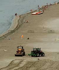 To billdosere leter etter bomben som var gjemt under sanden i Santa Pola. (Foto: Reuters/Andrea Comas) To billdosere leter etter bomben som var gjemt under sanden i Santa Pola. (Foto: Reuters/Andrea Comas)