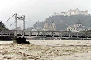 Broene i Salzburg ble stengt da elva Salzac steg kraftig mandag. (Foto: Reuters/Scanpix)
