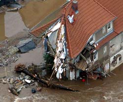Flommen har ødelagt dette huset i Weesenstein ved Dresden. (Foto: Alexandra Winkler, Reuters)