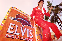 Det er mange ting som genererer inntekter for Elvis sine etterkommere. Den Malaysiske Elvis-imitatoren Marciano Franco under "Be Elvis and Win"-konkurransen i Kuala Lumpur 10. august i år (foto: REUTERS / Bazuki Muhammad).