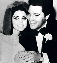 Elvis Presley og Priscilla Presley etter at de har gitt hverandre sine ja i 1967 (foto: Reuters).