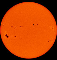 Solflekkene kan observeres, men vær forsiktig! (Foto: NASA)