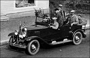 Leiv Larsen bak rattet p frste bilen i Vik i 1931. (Foto  Fylkesarkivet)
